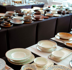 Zastawy stołowe, talerze, sztućce, porcelana, profesjonalne wyposażenie